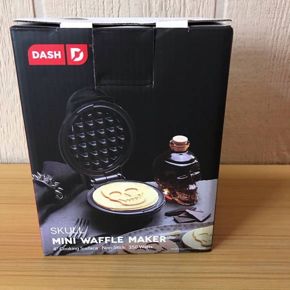 Dash Skull Mini Waffle Maker! Brand New! SHIMMER BLACK - Picture 8 of 11